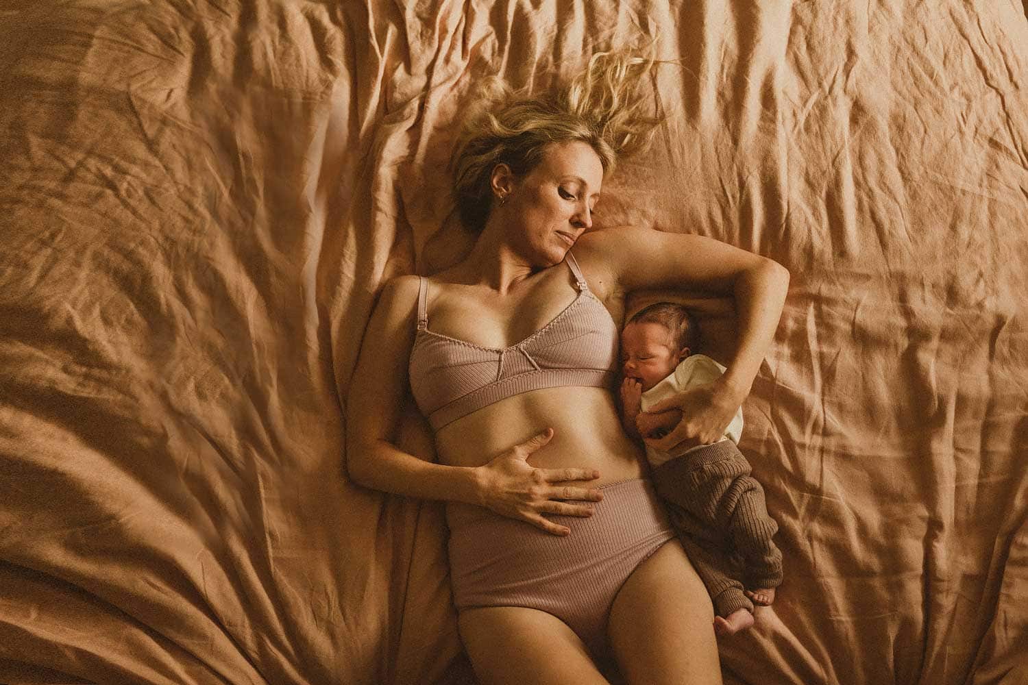 Newborn-motherhood-photos-sydney-sutherland-shire-21