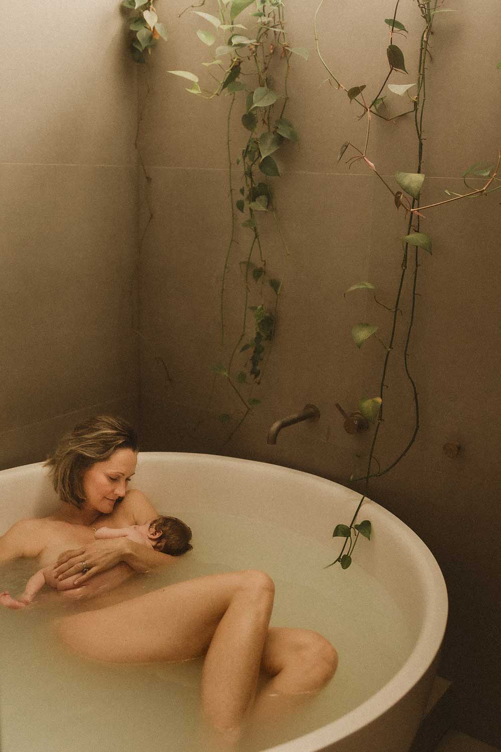 Sydney-newborn-photographer-mother-in-bath-with-baby-25
