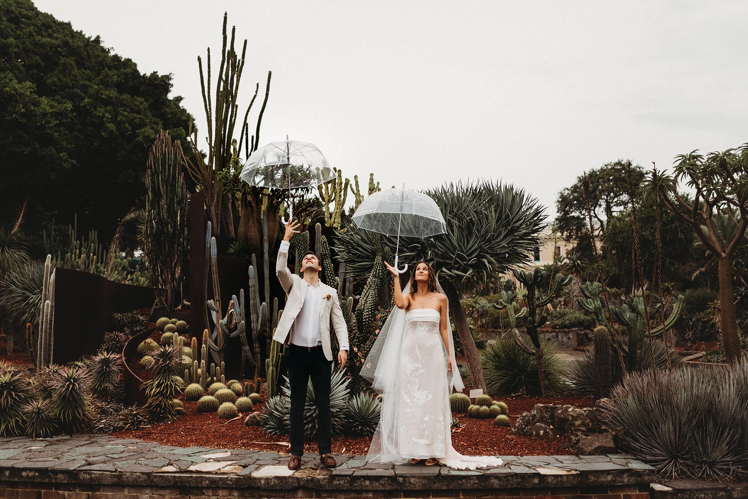 Sydney-wedding-photographer-royal-botanical-gardens-wet-weather