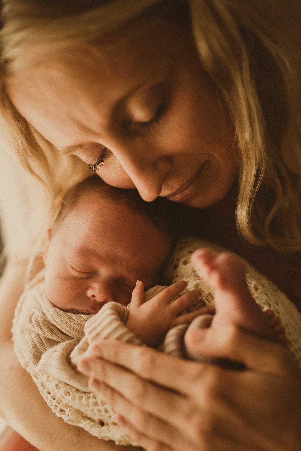 intimate-newborn-photos-sydney-sutherlamd-shire-22