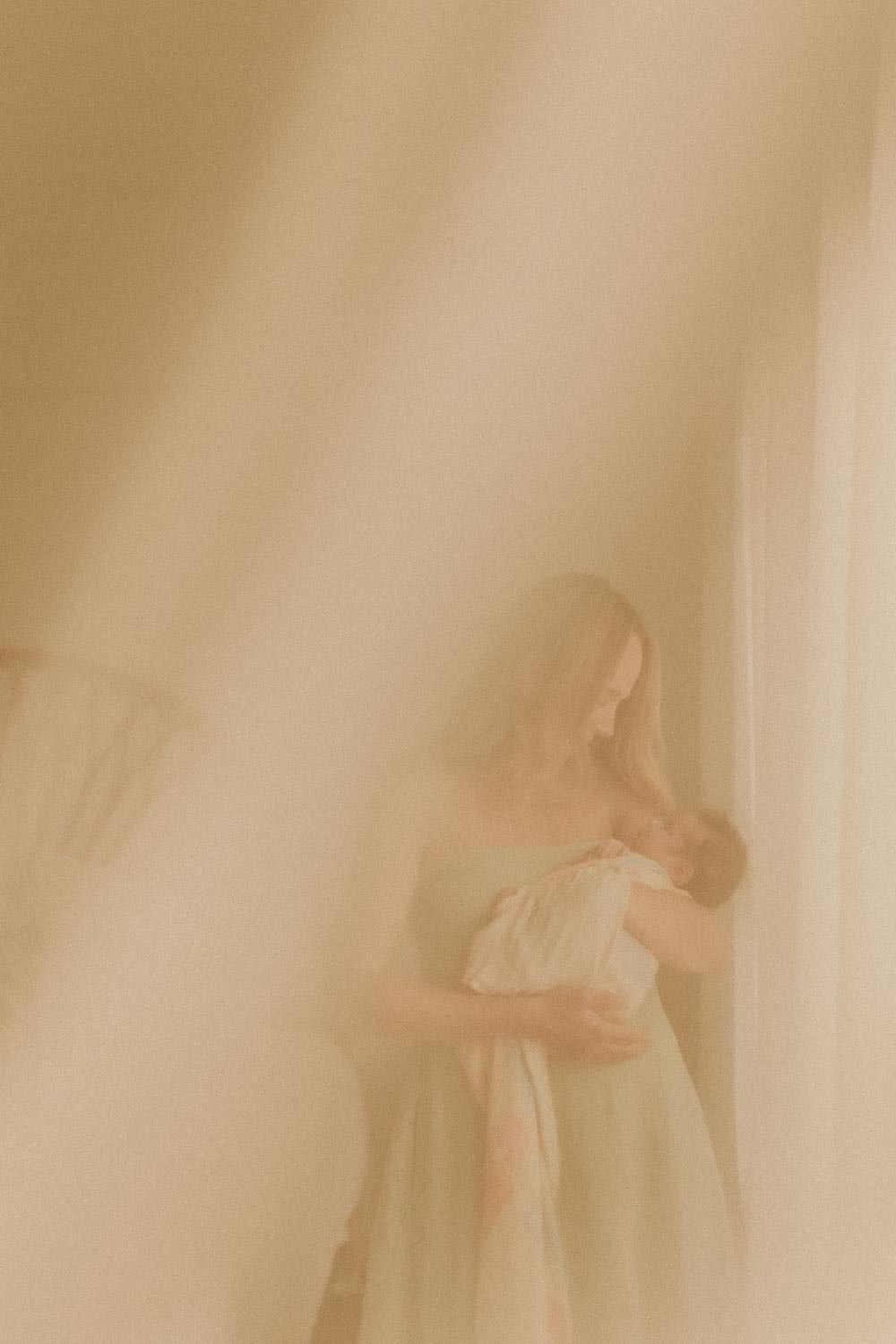 Sutherland-shire-newborn-photography-sydney-mum-and-newborn-through-curtain