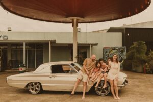 Fun-retro-style-family-photography-at-old-servo