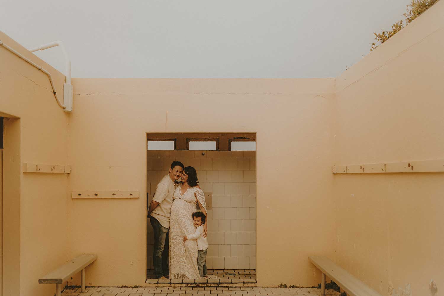 Fun-maternity-photos-sydney-beach-kiosk